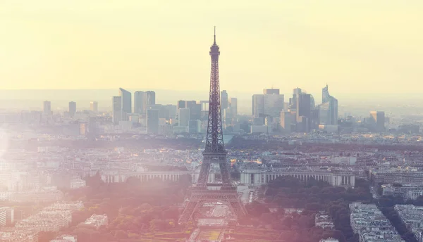 Parijse straat met uitzicht op de beroemde Eiffeltoren van Parijs op een zon — Stockfoto