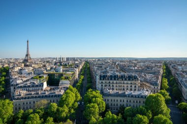 Paris sokak bir güneş üzerinde ünlü Paris Eyfel kulesi görünümü ile