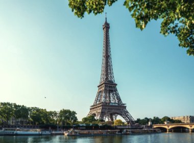 Gün doğumunda Paris'teki eyfel kulesi