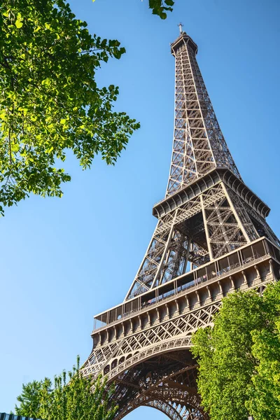 Paris street with view on the famous paris eiffel tower on a sun — Stock Photo, Image