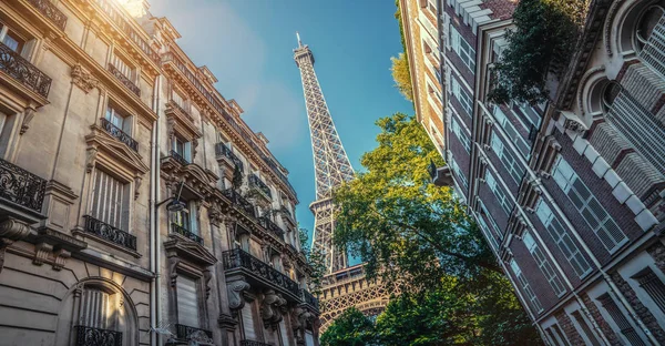 Paris sokak bir güneş üzerinde ünlü Paris Eyfel kulesi görünümü ile — Stok fotoğraf