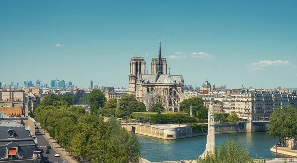 La torre Eifel en París desde una pequeña calle —  Fotos de Stock