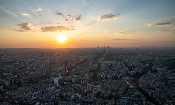 Calle París con vista a la famosa torre París Eiffel bajo el sol —  Fotos de Stock