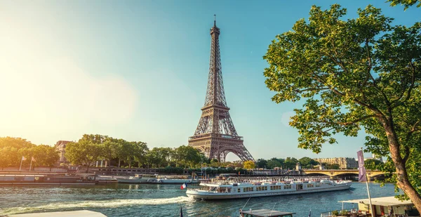 La torre Eifel en París desde una pequeña calle —  Fotos de Stock