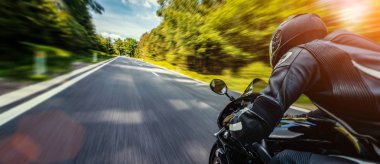 Motosiklet binme yolda. Boş yol o sürme eğleniyor