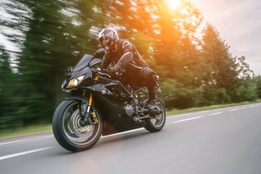 Motosiklet binme yolda. Boş yol o sürme eğleniyor