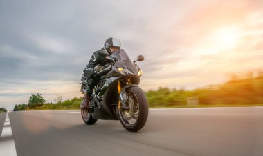 Motosiklet binme yolda. Boş yol o sürme eğleniyor