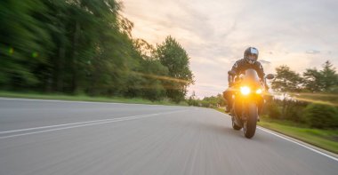 Motosiklet binme yolda. Boş yol o sürme eğleniyor