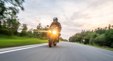 Motosiklet binme yolda. Boş yol o sürme eğleniyor