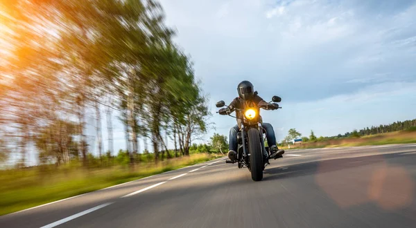 Moto su strada in sella. divertirsi cavalcando la strada vuota o — Foto Stock