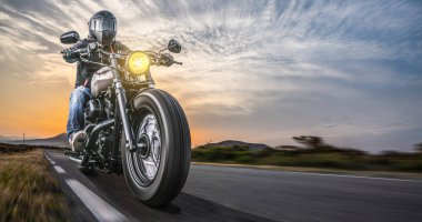 yolda motosiklet sürme. boş highw sürüş eğlenmek