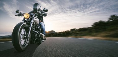 yolda motosiklet sürme. boş highw sürüş eğlenmek