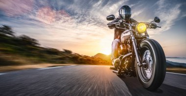 yolda motosiklet sürme. boş highw sürüş eğlenmek
