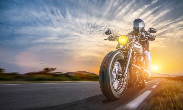 Motorbike on the road riding. having fun driving the empty highw — Stock Photo, Image