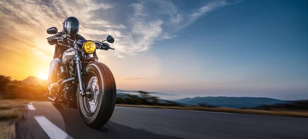Motorcykel på väg ridning. ha kul att köra den tomma highw — Stockfoto