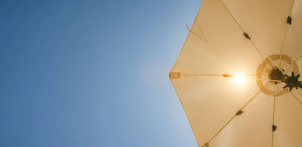 Sonnenschirm Auf Dem Hintergrund Des Sonnigen Blauen Himmels — Stockfoto
