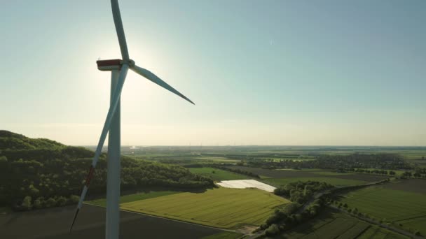 在明亮的夏日 在农业田里的风车涡轮机 清洁能源和可再生能源的能源生产 空中顶视图拍摄 — 图库视频影像
