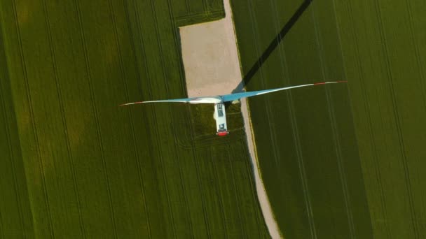 Windkraftanlagen Auf Landwirtschaftlichem Feld Einem Hellen Sommertag Energiegewinnung Mit Sauberer — Stockvideo