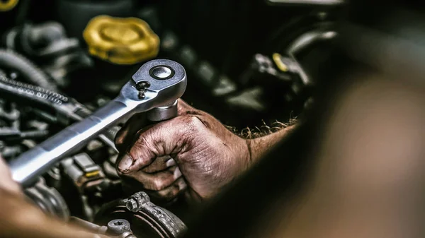 Automatický mechanik pracující na motorovém stroji v garáži mechaniky. Opravy — Stock fotografie