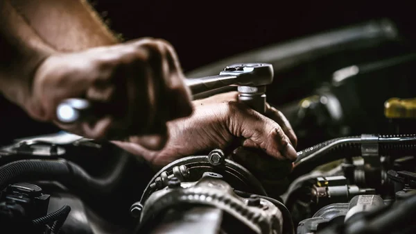 Automonteur werken aan auto motor in mechanica garage. Reparatie — Stockfoto