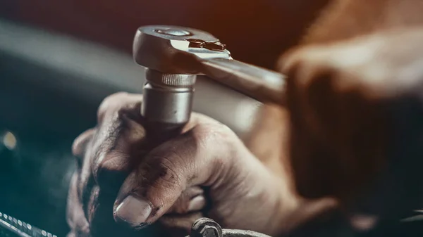 Mecânico de automóveis trabalhando no motor do carro na garagem mecânica. Reparação — Fotografia de Stock