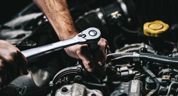 Auto monteur werkt in de garage. Reparatie. — Stockfoto