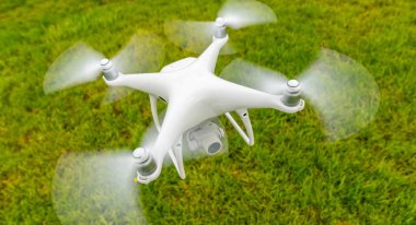 Rüzgar türbinini denetleyen inşaat işçisi tarafından işletilen drone, drone ile uçuyor.