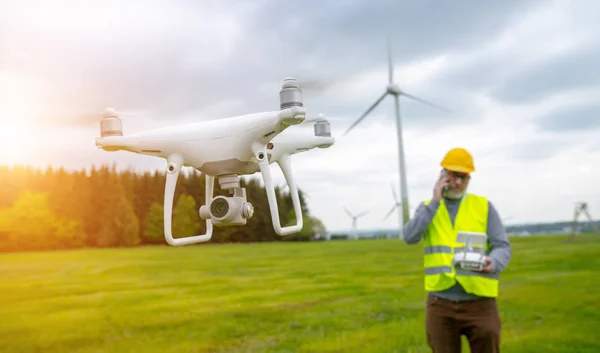 Drone Operado Por Trabajador Construcción Que Inspecciona Turbina Eólica Volando — Foto de Stock