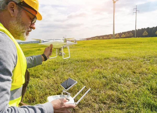 Drone Működtetett Építőipari Munkás Ellenőrzése Szélturbina Repülő Drone — Stock Fotó