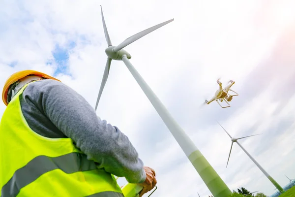 Drone Operado Por Trabajador Construcción Que Inspecciona Turbina Eólica Volando — Foto de Stock