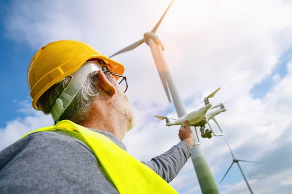 Drone Operado Por Trabajador Construcción Que Inspecciona Turbina Eólica Volando — Foto de Stock