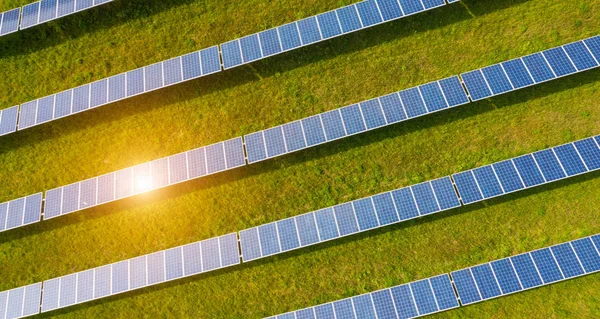 Paneles solares, fotovoltaicos, fuente de electricidad alternativa — Foto de Stock