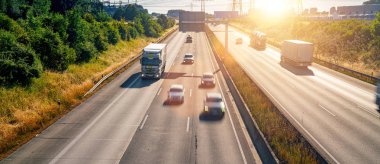 Karayolu üzerinde Kamyon ve araba Lots - ulaşım kavramı