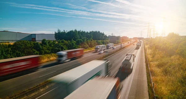Viele Lastwagen und Autos auf der Autobahn - Verkehrskonzept — Stockfoto