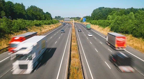 Viele Lastwagen und Autos auf der Autobahn - Verkehrskonzept — Stockfoto