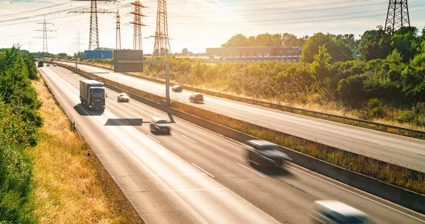 Viele Lastwagen und Autos auf der Autobahn - Verkehrskonzept — Stockfoto