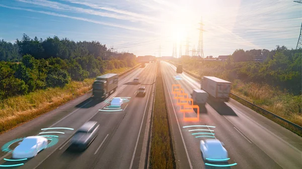 Smart Car (hud), autonomes selbstfahrendes Fahrzeug auf der Autobahn — Stockfoto