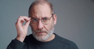 Kamera görünümlü gözlük ile sakallı Olgun yetişkin Casual Işadamı portre 