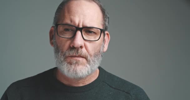 Porträtt Skäggiga Mogen Vuxen Casual Affärs Man Med Glasögon Tittar — Stockvideo