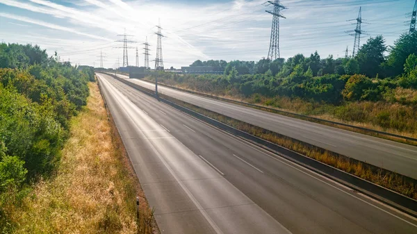 Lotes de caminhões e carros em uma estrada - conceito de transporte — Fotografia de Stock