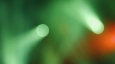 Neon ışınları, ışık yanıp söner, yüzler, çizgiler ile soyut renk arka plan. Substrat Kozmik soyut arka plan.
