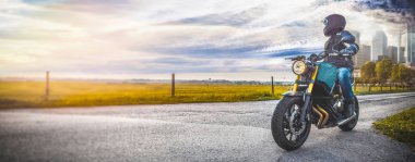 boş yolda sürüş eğlenceli motosiklet adam 