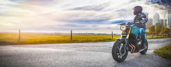 Ember a motorkerékpár szórakozik vezetői az üres út — Stock Fotó
