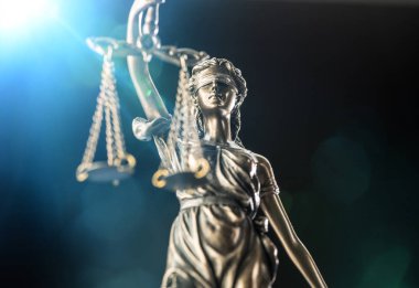 Bayan adalet heykeli