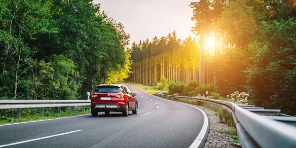 Aluguer de carro na estrada da paisagem da montanha europeia ao pôr do sol — Fotografia de Stock