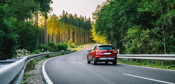 Huurauto in European mountain landscape Road bij zonsondergang — Stockfoto