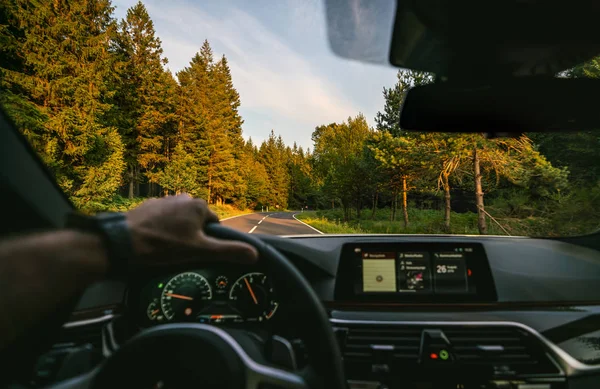 Manos del conductor del coche en el volante, viaje por carretera, conducción en la cadera — Foto de Stock