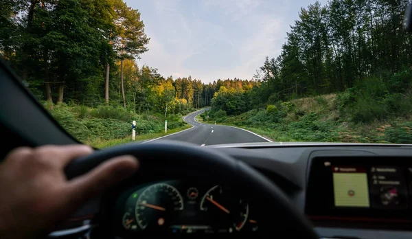Manos del conductor del coche en el volante, viaje por carretera, conducción en la cadera — Foto de Stock