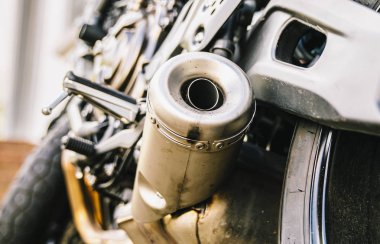 Bir motosiklet deitails - Egzoz sistemi ve Motor