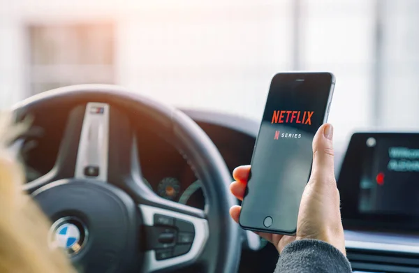 ACHEN, ALEMANIA - 31. Agosto 2019: Aplicación Netflix en el iPhone de Apple —  Fotos de Stock